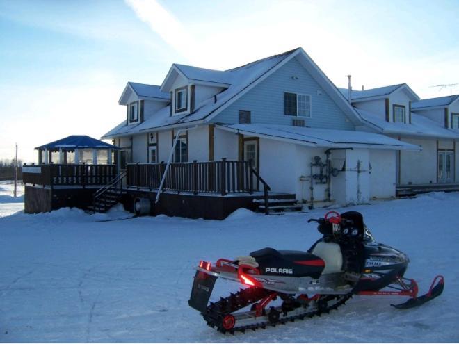 North Adventure Inn Cochrane Bagian luar foto