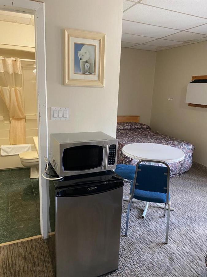 North Adventure Inn Cochrane Bagian luar foto