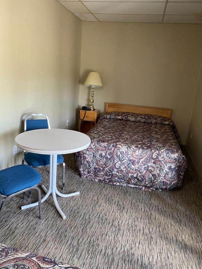North Adventure Inn Cochrane Bagian luar foto