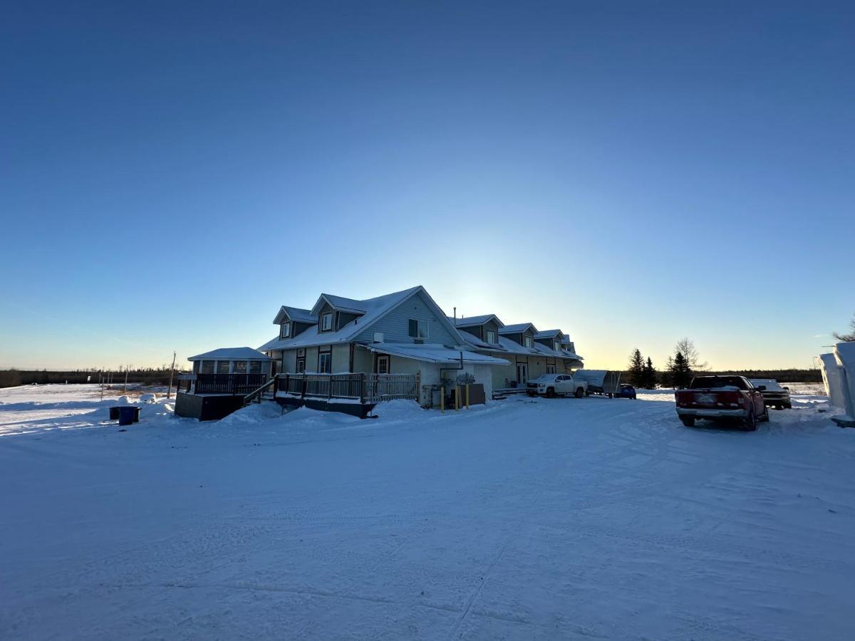 North Adventure Inn Cochrane Bagian luar foto