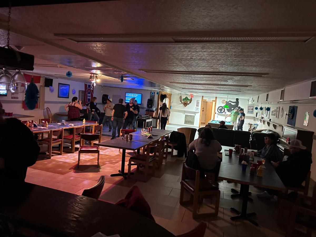 North Adventure Inn Cochrane Bagian luar foto