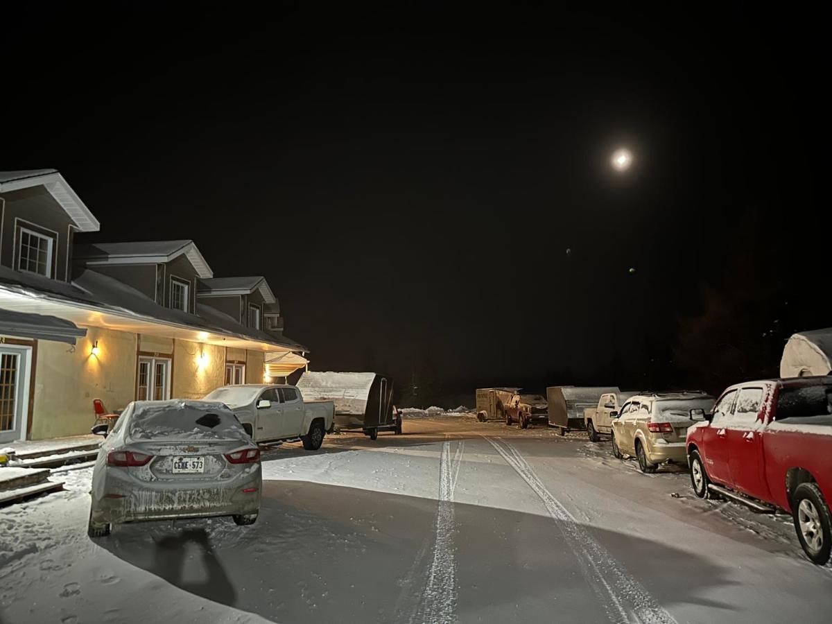 North Adventure Inn Cochrane Bagian luar foto