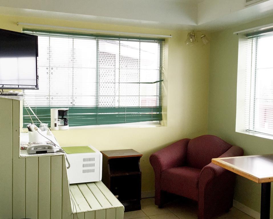 North Adventure Inn Cochrane Bagian luar foto