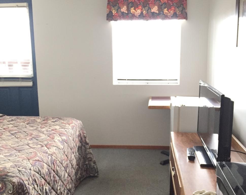 North Adventure Inn Cochrane Bagian luar foto