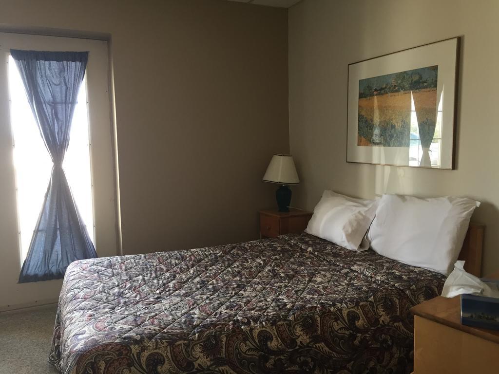 North Adventure Inn Cochrane Bagian luar foto